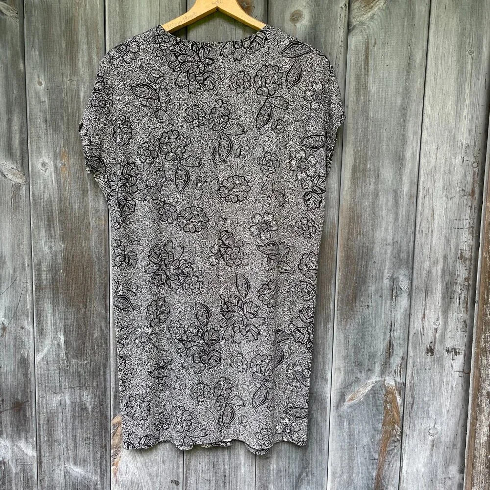 J. Jill Wearever Black Gray Floral Cap Sleeve Pleat V-Neck Dress Petite Medium - Picture 3 of 10